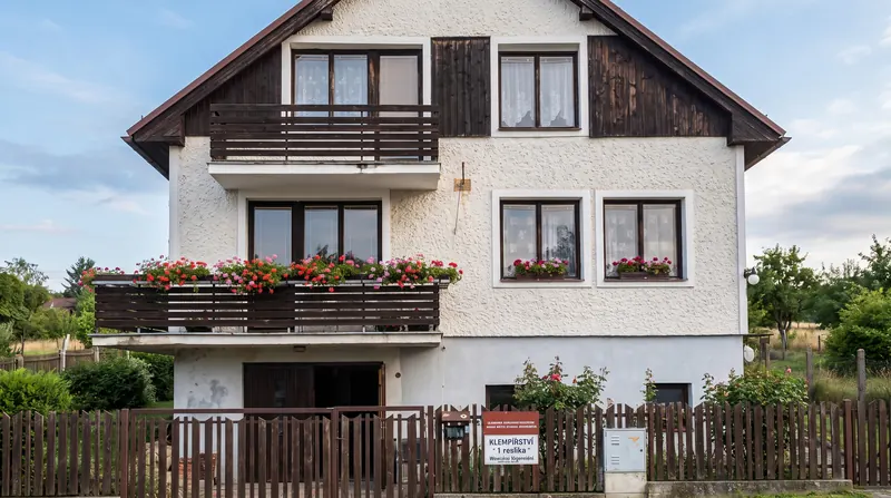 Rodinný dům penzionu Renata s dřevěnými balkony a květinami