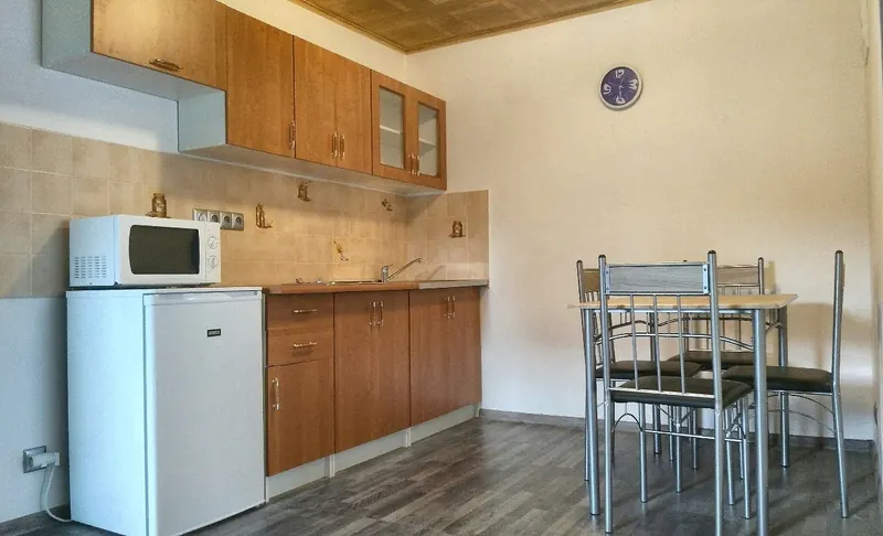 Kuchyň apartmánu s jídelním stolem