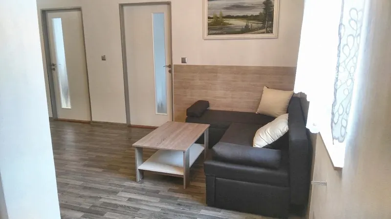 Obývací část apartmánu s pohovkou