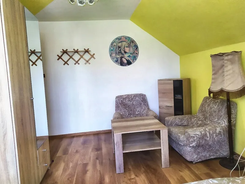 Křesla a stolek v pokoji penzionu